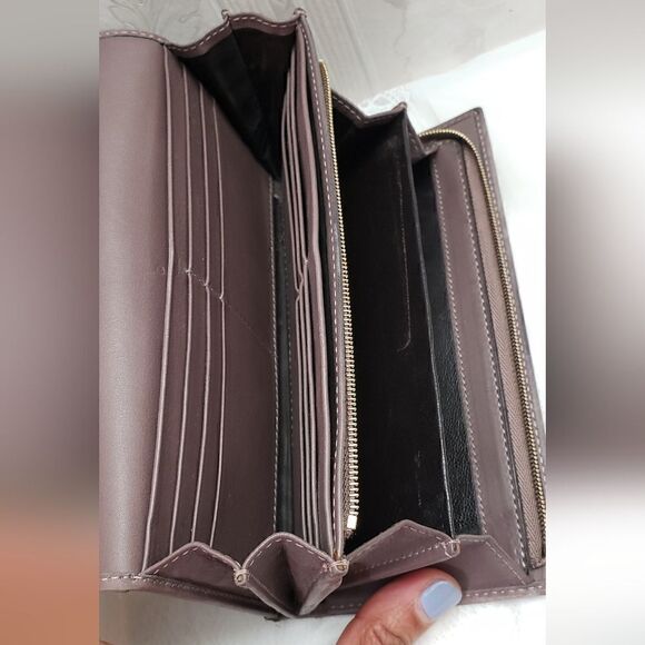 Gucci Bifold Signature Canvas Long Wallet - Picture 3 of 10